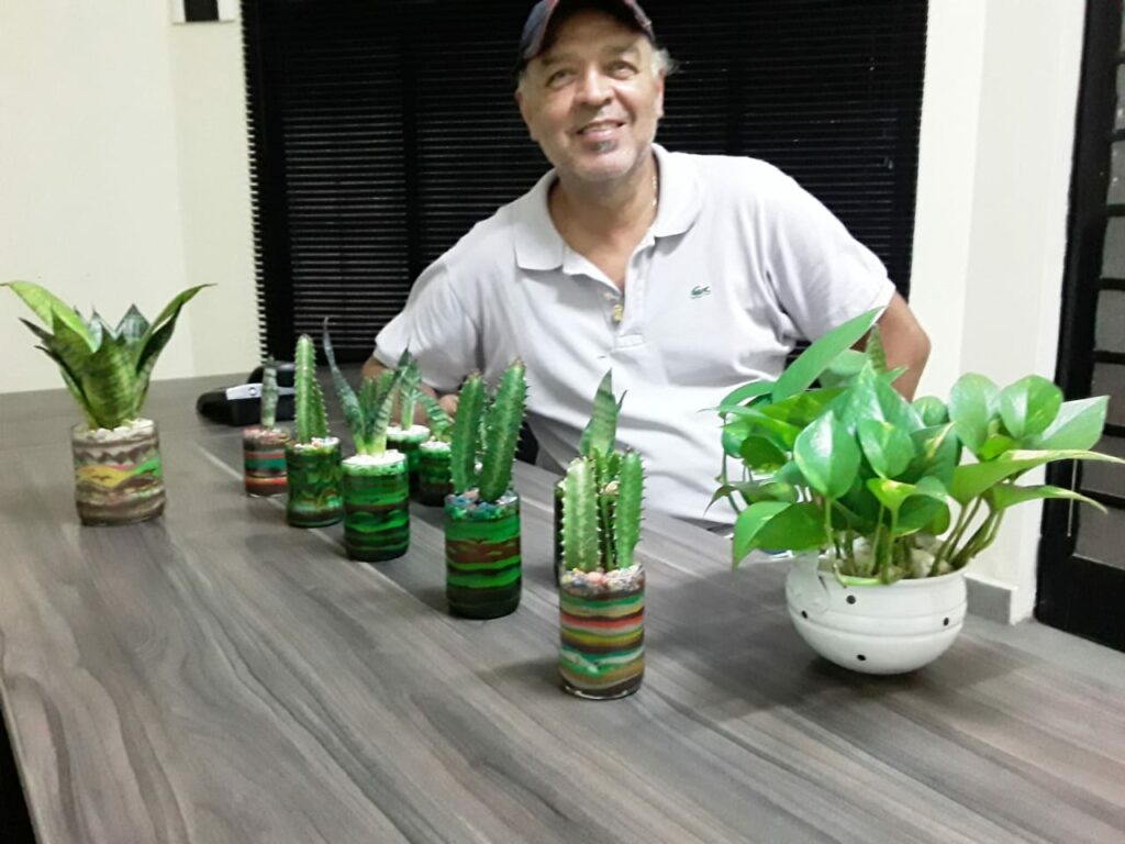 Artesão cria beleza e harmonia de plantas com vasos artesanais na Capital Artesão cria beleza e harmonia de plantas com vasos artesanais na Capital