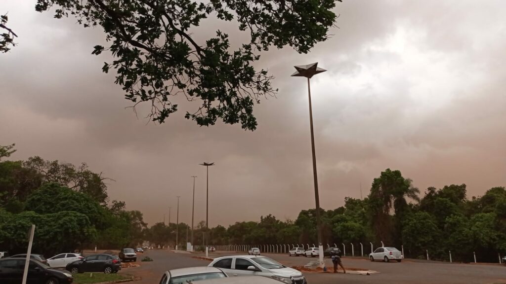 Campo-grandenses repercutem 'fim do mundo' e servidores do Parque dos Poderes tem prejuízos Campo-grandenses repercutem 'fim do mundo' e servidores do Parque dos Poderes tem prejuízos