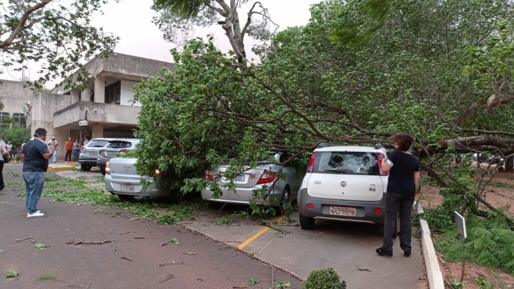 Campo-grandenses repercutem 'fim do mundo' e servidores do Parque dos Poderes tem prejuízos Campo-grandenses repercutem 'fim do mundo' e servidores do Parque dos Poderes tem prejuízos