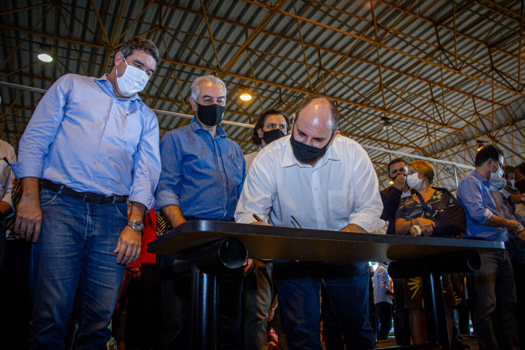 Reitor da UFMS e governador assinam termo para reforma do Morenão Reitor da UFMS e governador assinam termo para reforma do Morenão