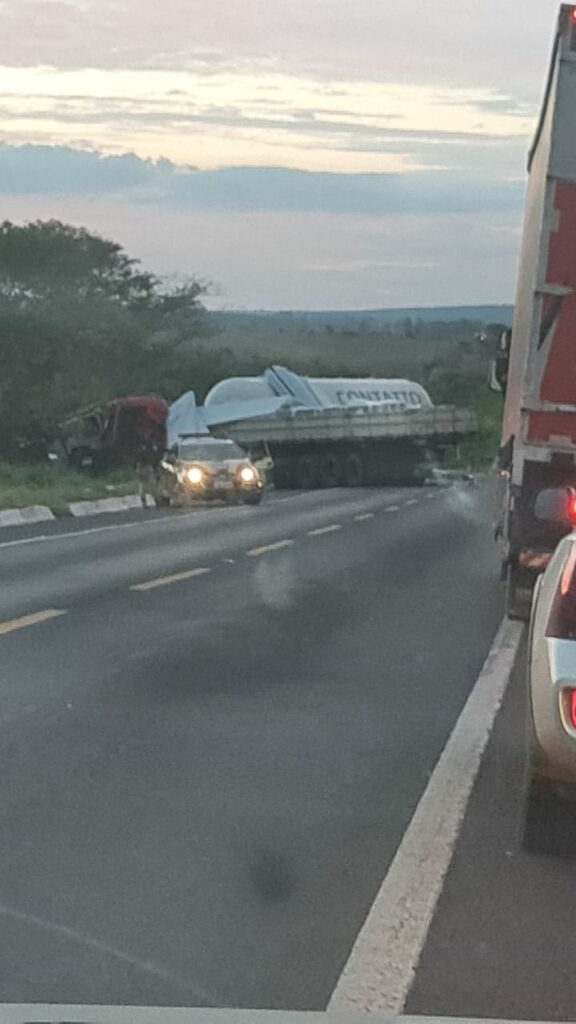 Motorista morre em carreta ao bater de frente com caminhão na BR 262 Motorista morre em carreta ao bater de frente com caminhão na BR 262