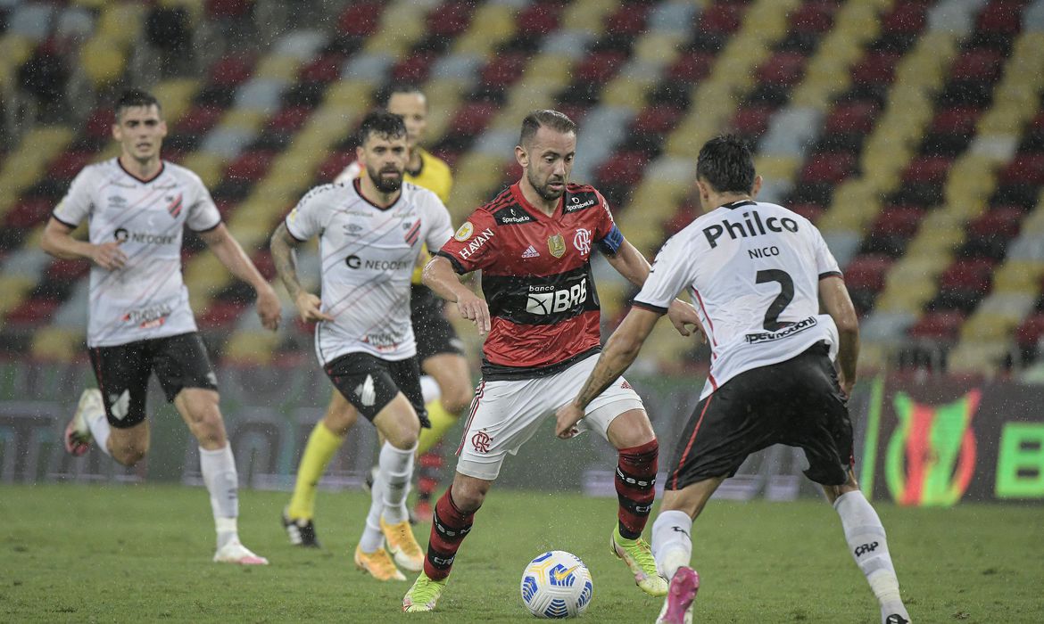 Flamengo atropela athletico-pr no maracanã e sobe no g4 do brasileiro