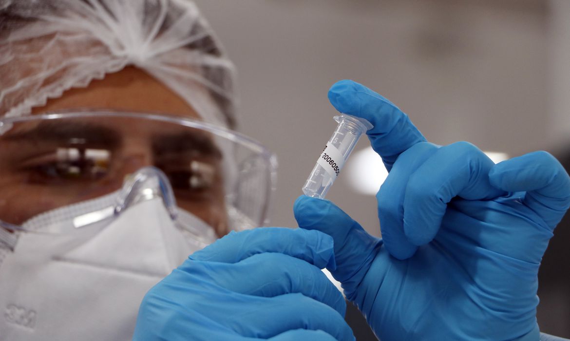 Covid-19: doença registra 21,79 milhões de casos e 607,4 mil mortes