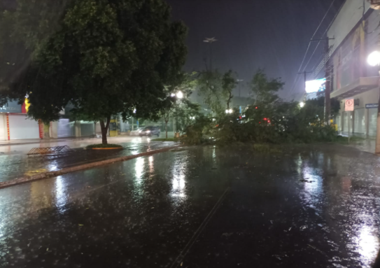 Cobertura de hotel em frente ao trevo da Bandeira é arrancada pela força do vento