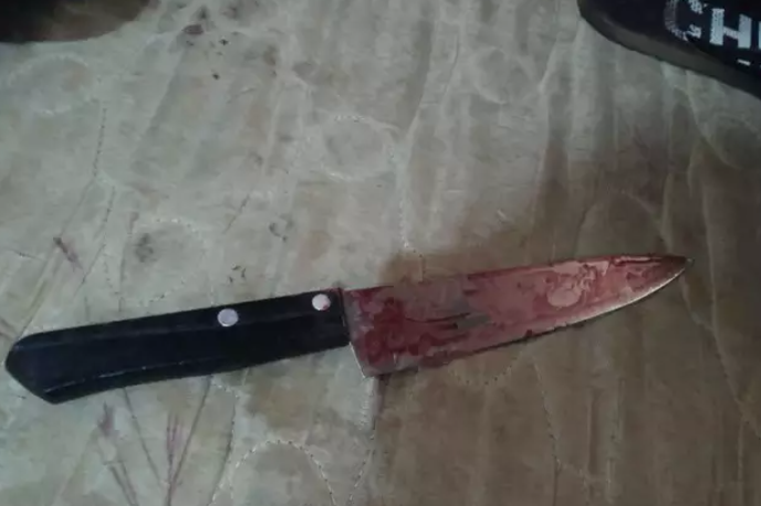 Ex-namorado mata jovem com golpes de faca e depois se entrega em posto da PM