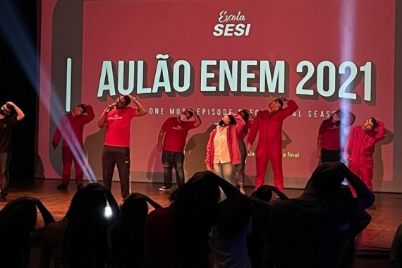 Professores fantasiados com tema da série 'La Casa de Papel" promovem Aulão para o Enem