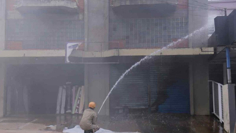 Loja de tecidos pega fogo no centro de CG ameaçando hotel que foi evacuado