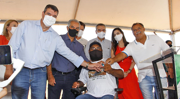 'Governar é isso, atender as necessidades', diz governador ao entregar casas em Chapadão Sul