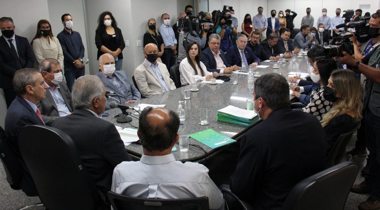 Governador anunciou reajuste aos servidores e lançou programas estaduais nesta semana