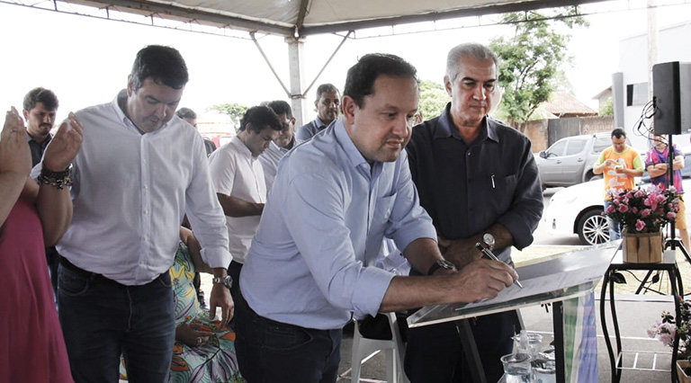 Com obras de R$ 60 milhões em Naviraí, governador anuncia asfalto na estrada Balsinha Com obras de R$ 60 milhões em Naviraí, governador anuncia asfalto na estrada Balsinha