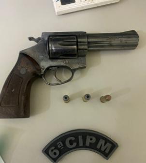 Vídeo: homem tenta roubar arma de policial e acaba baleado em frente de igreja