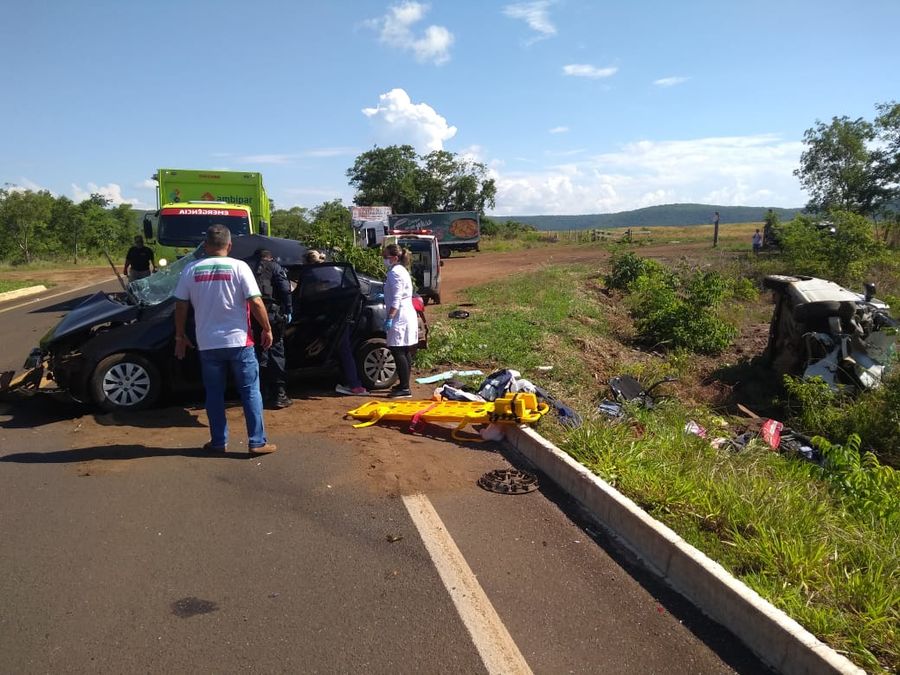 Colisão frontal entre veículos de passeio deixa cinco mortos na MS-060