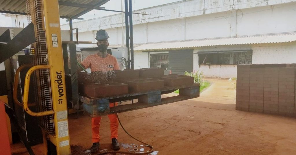 De pão a tijolo, oficinas de trabalho levam qualificação a internos de penitenciária