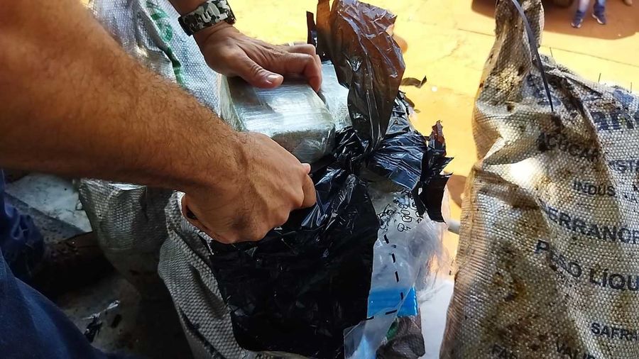 Defron apreende mais de 200 kg de pasta base de cocaína em caminhão