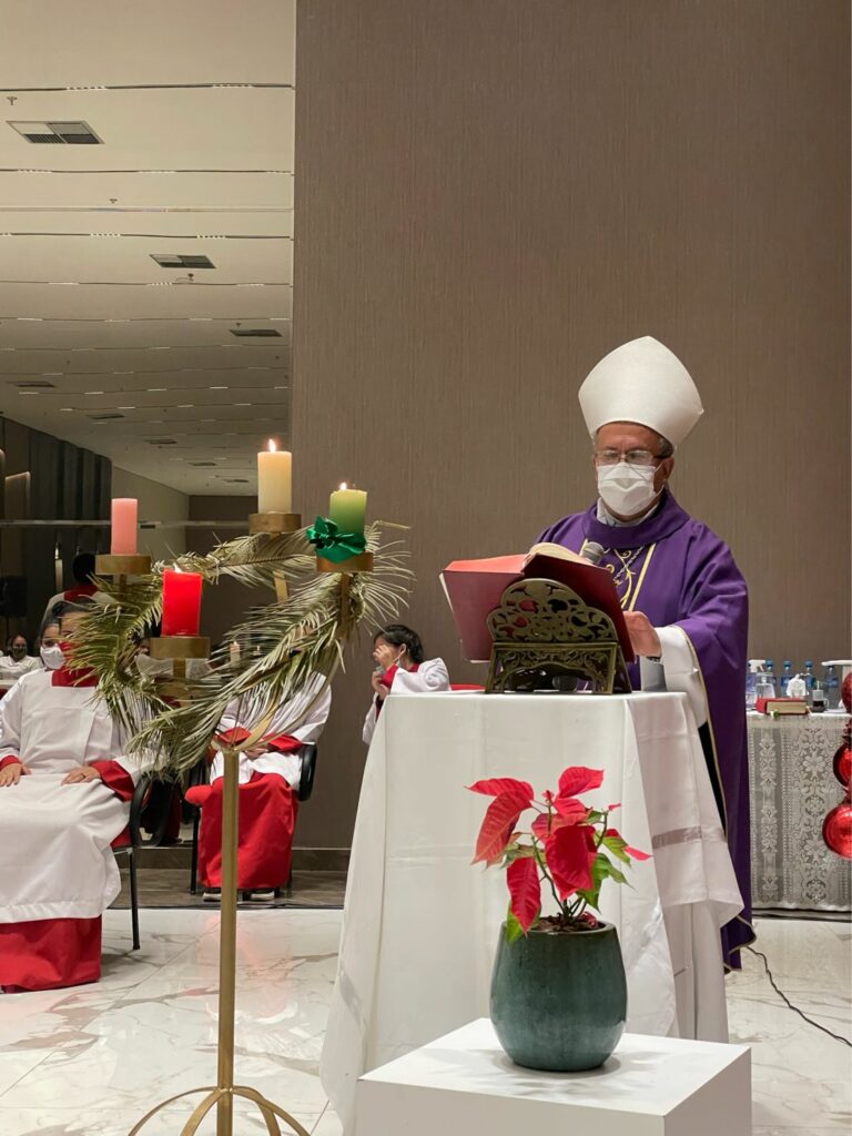 Com Dom Dimas, celebração especial de Natal reúne 125 fiéis em shopping da Capital