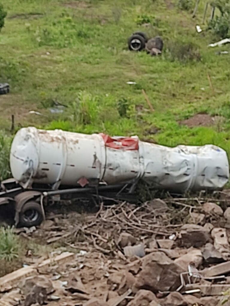 Carreta carregada com etanol cai na serra de Maracaju Carreta carregada com etanol cai na serra de Maracaju