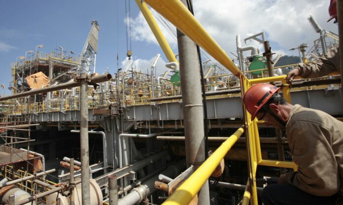 2011-02-24t120000z_1619206444_gm1e72p0e7l01_rtrmadp_3_petrobras (1)