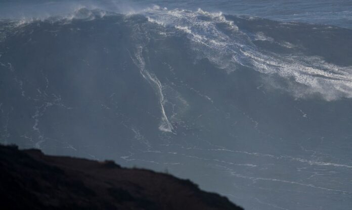 2021-12-13t220251z_1_lynxmpehbc126_rtroptp_4_portugal-nazare-big-wave