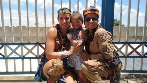 Vestidos de super-heróis, bombeiros militares visitam crianças em hospitais