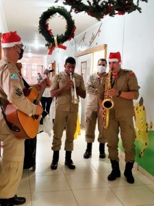 Vestidos de super-heróis, bombeiros militares visitam crianças em hospitais