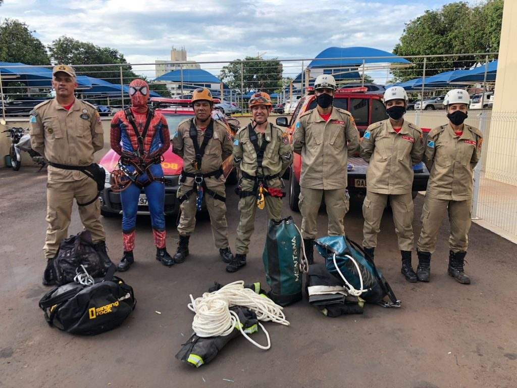 Vestidos de super-heróis, bombeiros militares visitam crianças em hospitais