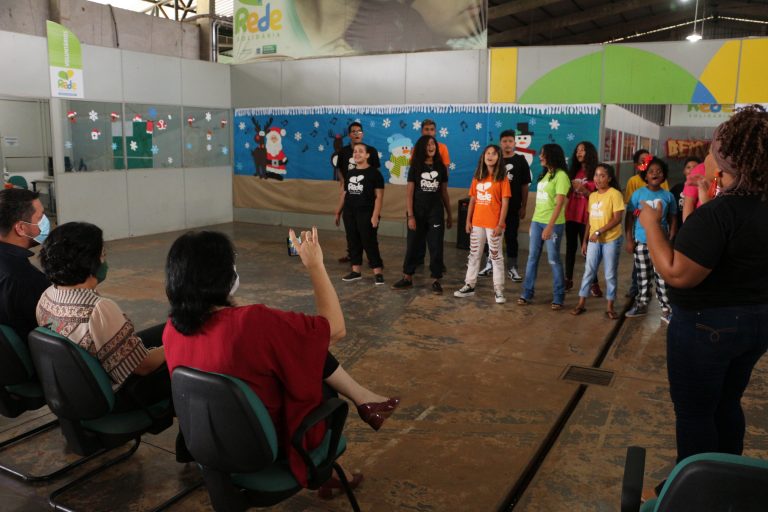 Crianças do Rede Solidária encantam ministra que conhece estrutura do programa do Estado