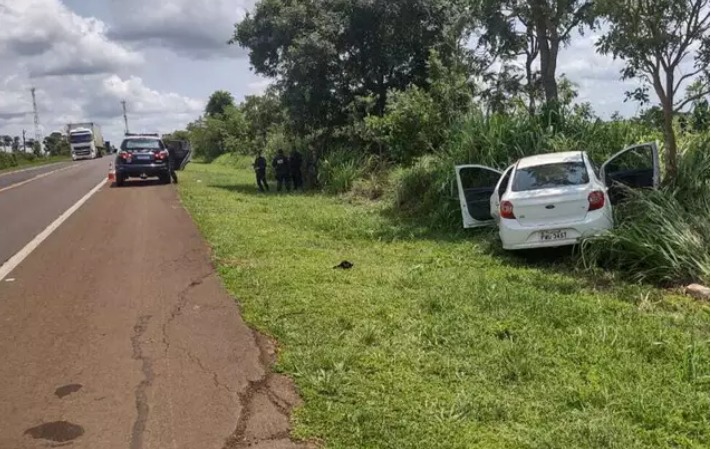 Dupla rouba carro, mas acaba com um morrendo e outro ferido após troca de tiros com polícia