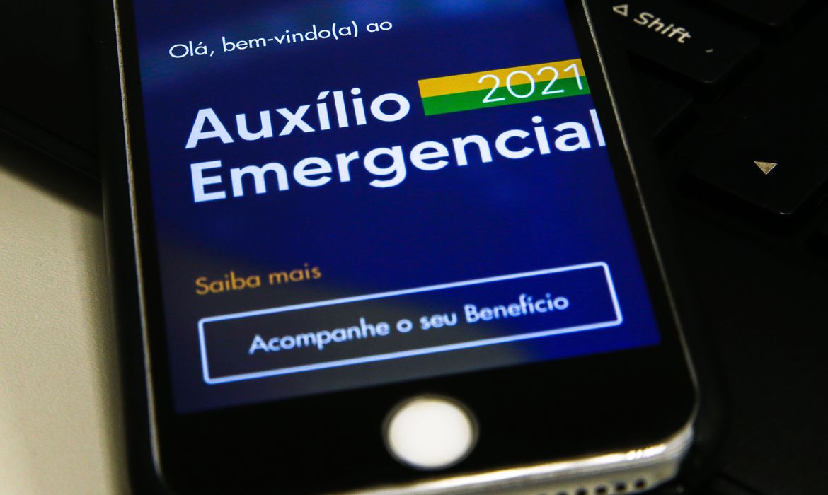 Governo notifica mais 1 milhão para devolver o auxílio emergencial