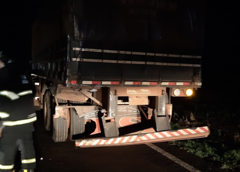 Passageiro morre em colisão entre veículo de passeio e carreta na MS-276