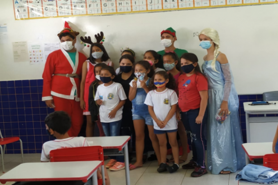 Biblioteca sesi celebra natal com projetos, teatro e ação solidária