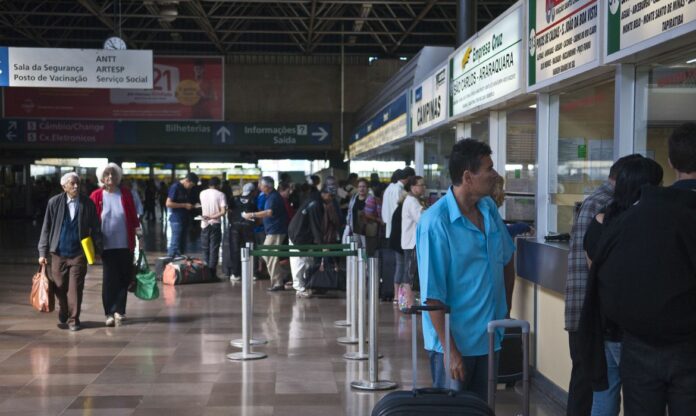 Passageiros transitam pelo Terminal Rodoviário do Tietê