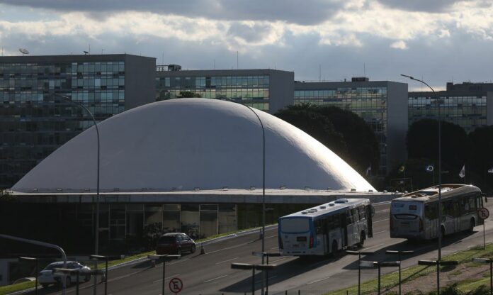 A cúpula menor, voltada para baixo, abriga o Plenário do Senado Federal.