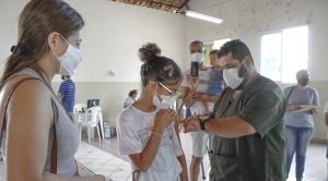 “Confiança na ciência e satisfação de ver toda a família vacinada”, dizem pais ao verem filhos imunizados “Confiança na ciência e satisfação de ver toda a família vacinada”, dizem pais ao verem filhos imunizados