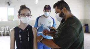 “Confiança na ciência e satisfação de ver toda a família vacinada”, dizem pais ao verem filhos imunizados “Confiança na ciência e satisfação de ver toda a família vacinada”, dizem pais ao verem filhos imunizados