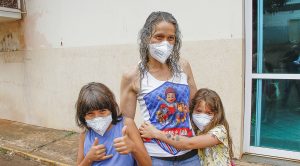 “Confiança na ciência e satisfação de ver toda a família vacinada”, dizem pais ao verem filhos imunizados “Confiança na ciência e satisfação de ver toda a família vacinada”, dizem pais ao verem filhos imunizados
