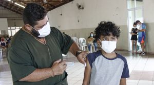 “Confiança na ciência e satisfação de ver toda a família vacinada”, dizem pais ao verem filhos imunizados