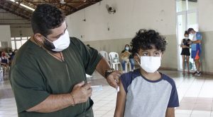 “Confiança na ciência e satisfação de ver toda a família vacinada”, dizem pais ao verem filhos imunizados “Confiança na ciência e satisfação de ver toda a família vacinada”, dizem pais ao verem filhos imunizados