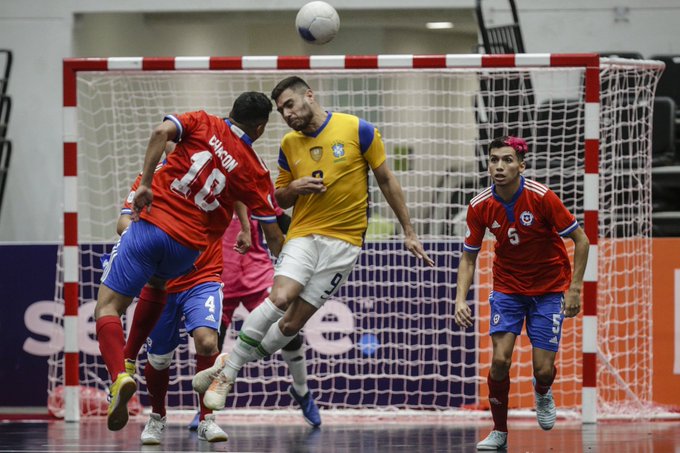 Brasil bate Chile e vira líder da chave A da Copa América de Futsal Brasil bate Chile e vira líder da chave A da Copa América de Futsal