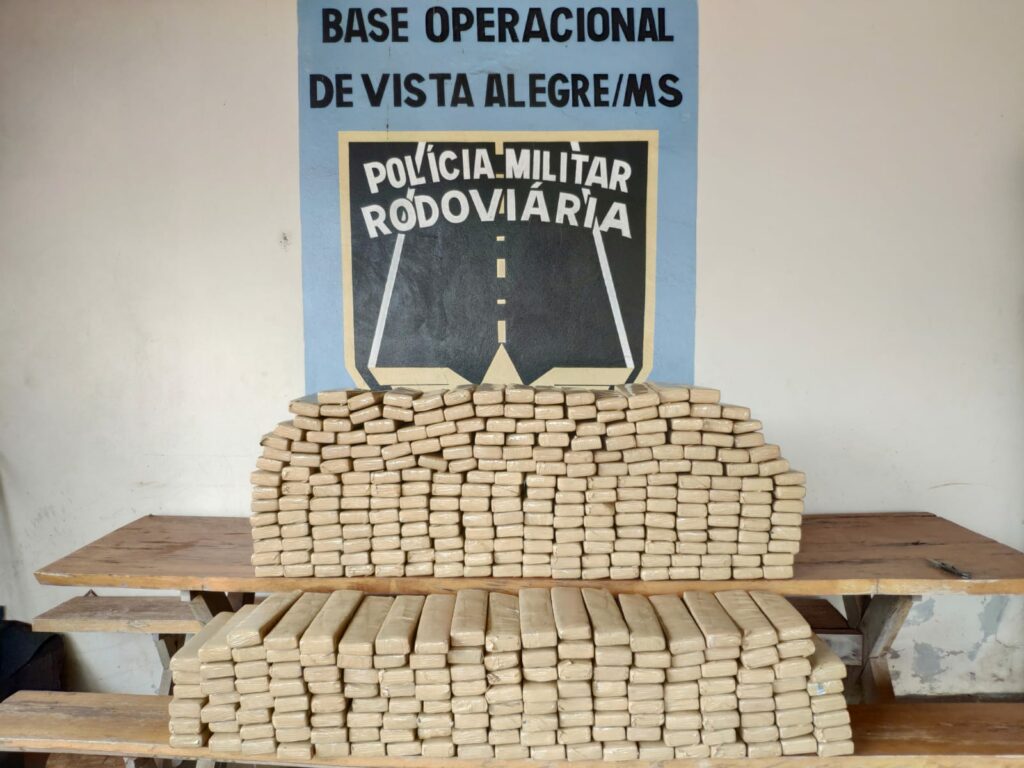PMR apreende veículo com carga de 383 kg de droga na MS 164 PMR apreende veículo com carga de 383 kg de droga na MS 164