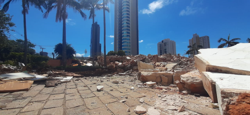 Casarão sem muro da Afonso Pena já virou 'história'; prédio está totalmente demolido