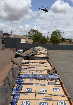 Carga milionária de cigarro de contrabando é apreendida com apoio helicóptero
