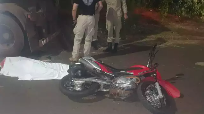 Motociclista morre após colidir em traseira de carreta estacionada na Vila Popular