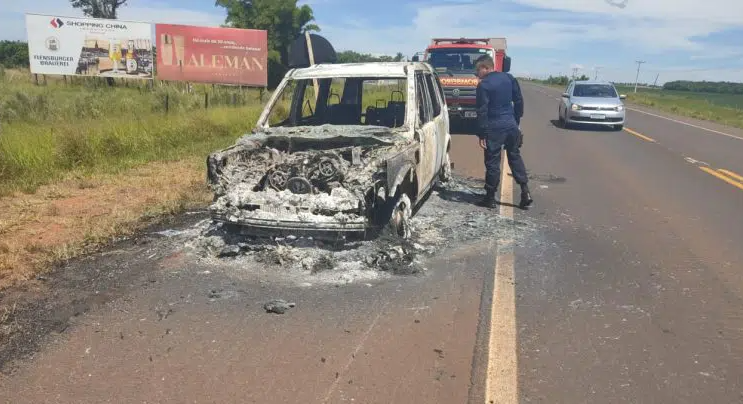 Caminhonete SUV pega fogo na BR-463 próximo a fronteira