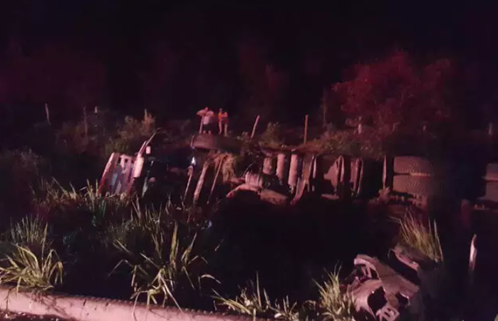 Colisão entre carreta e ônibus deixa quatro mortos e feridos na MS-040