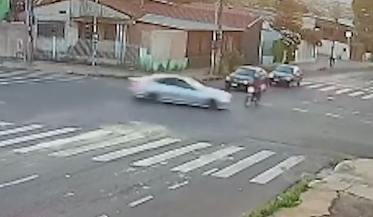 Após colisão com Mercedes, motociclista morre e garupa é socorrida para Santa Casa Após colisão com Mercedes, motociclista morre e garupa é socorrida para Santa Casa