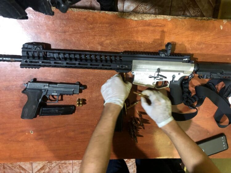 Ex-prefeito e outros suspeitos são presos com pistola e fuzil na fronteira Ex-prefeito e outros suspeitos são presos com pistola e fuzil na fronteira