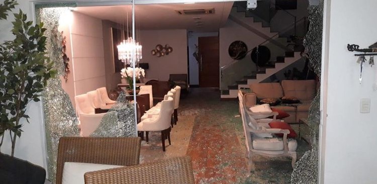 Casa de alto padrão é acatada a tiros de fuzil em Pedro Juan Caballero Casa de alto padrão é acatada a tiros de fuzil em Pedro Juan Caballero