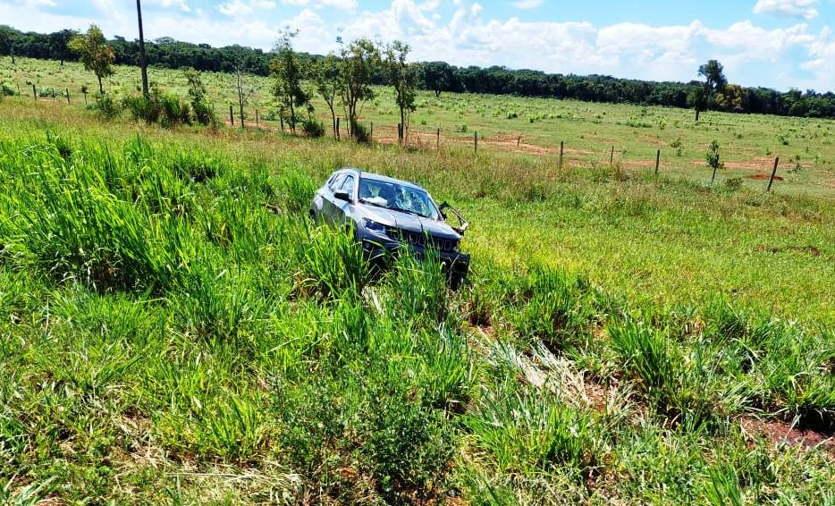 Acidente entre três carros deixa pelo menos quatro feridos na BR-267