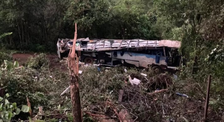 Ônibus de MS cai em ribanceira no Paraná e 10 passageiros morrem Ônibus de MS cai em ribanceira no Paraná e 10 passageiros morrem