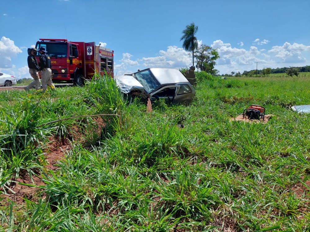 Acidente entre três carros deixa pelo menos quatro feridos na BR-267